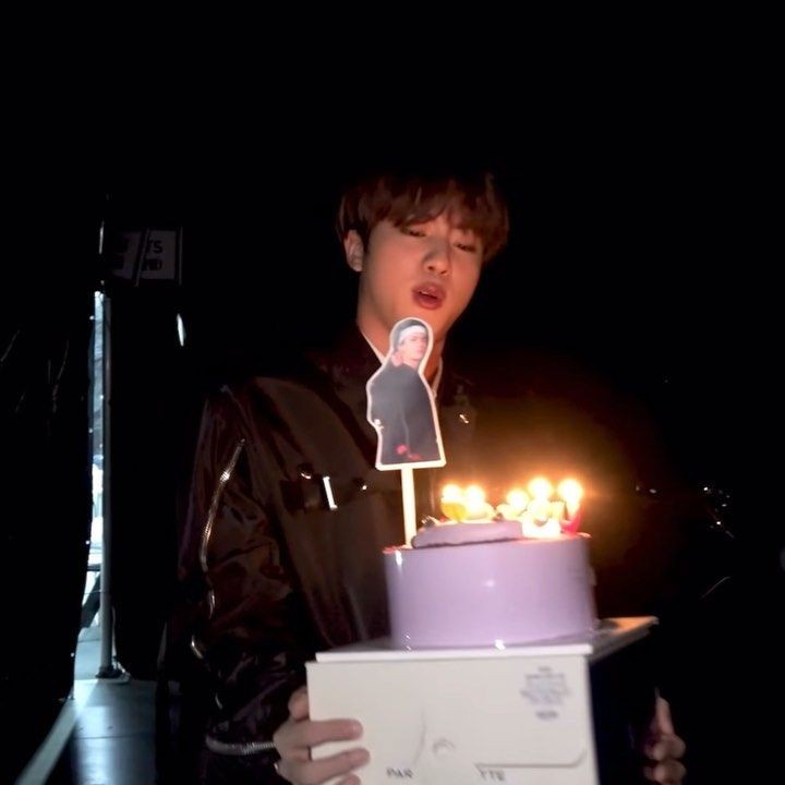 thepoorarmygirl's tweet photo. Please be happy. We love you and we not forget you , remember
Happy birthday dear jin
#Happyjinday
#Foreveryoursjin
#Brightesmoonjin https://t.co/guvnXzzB2F