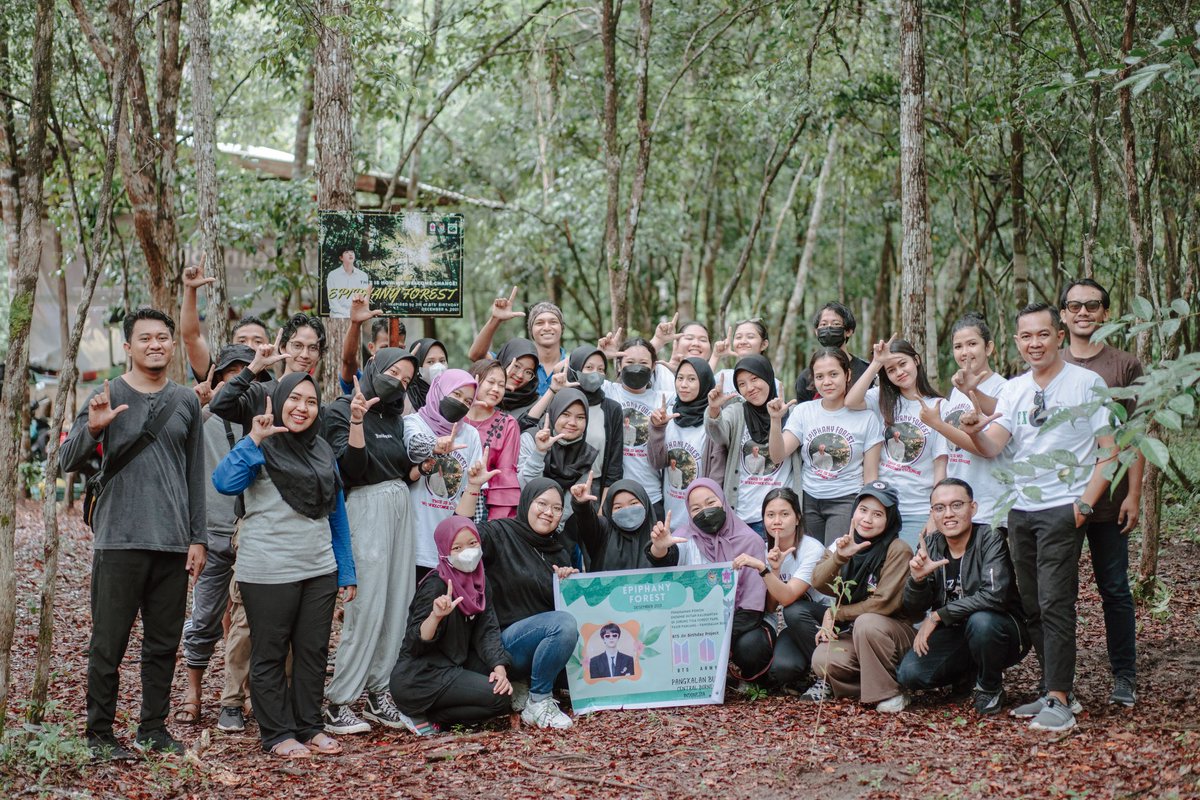 onlychaaaa's tweet photo. Birthday project buat seokjin, epiphany forest. Dengan menanam ratusan pohon endemik hutan Kalimantan, project ini adalah bagian dari kontribusi kami dalam menyikapi solusi perubahan iklim, sesuai pidato BTS dalam sidang Majelis Umum PBB ke-76 serta bagian dari hari menanam pohon https://t.co/bmFZHr3SCG