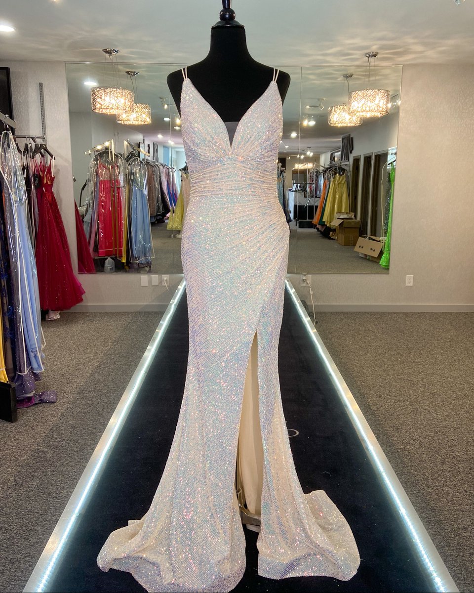 ThePromShop's tweet image. Elegant with Sparkles🤩 
#thepromshop #Sparkle #elegant #happyholidays #byronmn