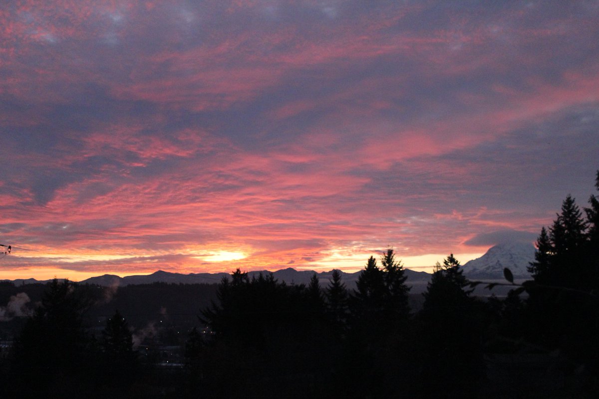 JonzBd's tweet photo. @NWSSeattle @CrystalMt Our view from Edgewood https://t.co/tlQdFTzFIt