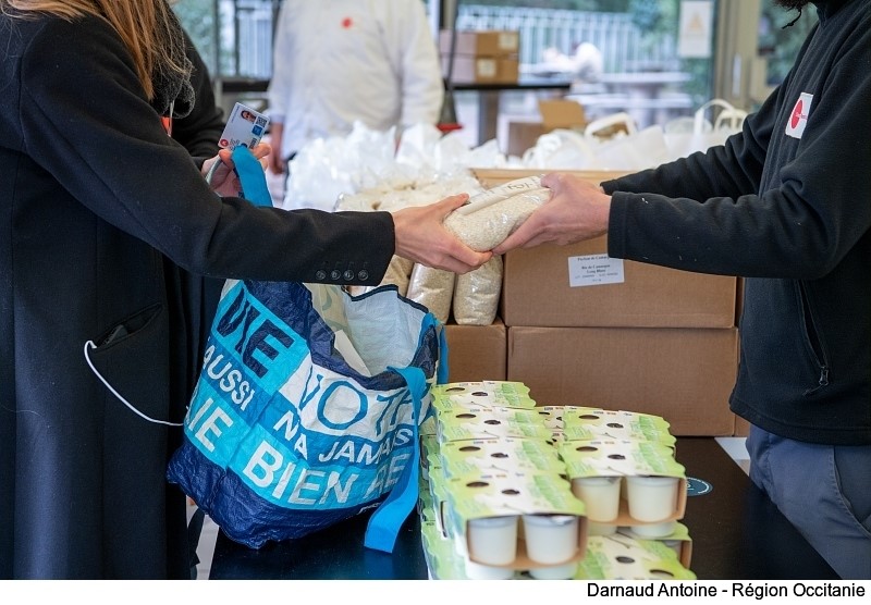 Occitanie's tweet photo. Pour aider les #étudiants les➕fragiles, la #Région relance son opération de #solidarité alimentaire « Bien Manger Pour Tous ».
📆Du 6 au 15/12, des produits frais et locaux leur seront distribués, en partenariat avec la Chambre d'agriculture d'#Occitanie. Contactez votre #CROUS https://t.co/WNa0S03C30