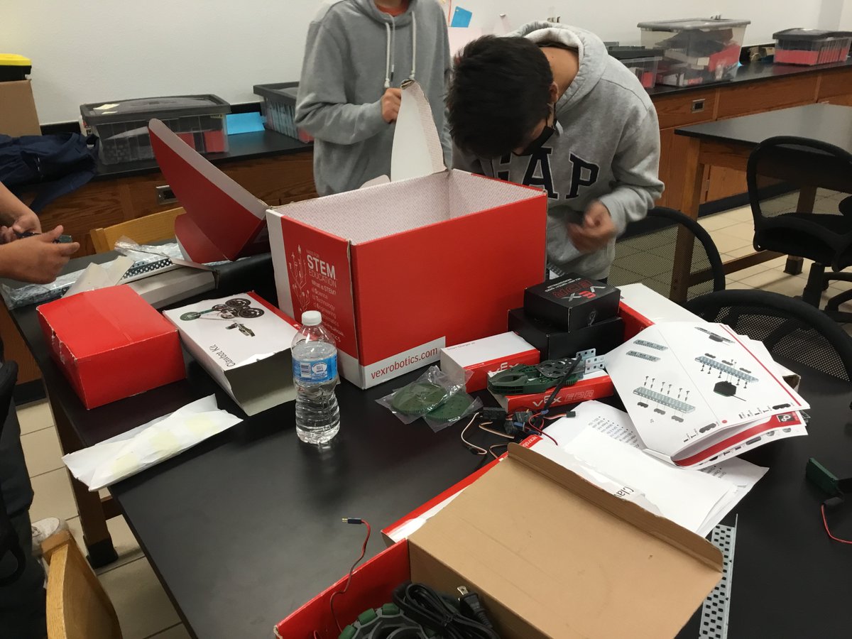 MrsVPulido's tweet photo. Is your Robot ready for the race? Teamwork, critical, thinking, troubleshooting & the most important a whole lot of fun. 👥🎮🤖 #CTEstrong #SEHSTHEBEST #Rm507 #SanEliNation https://t.co/Vm2SS0nZFG