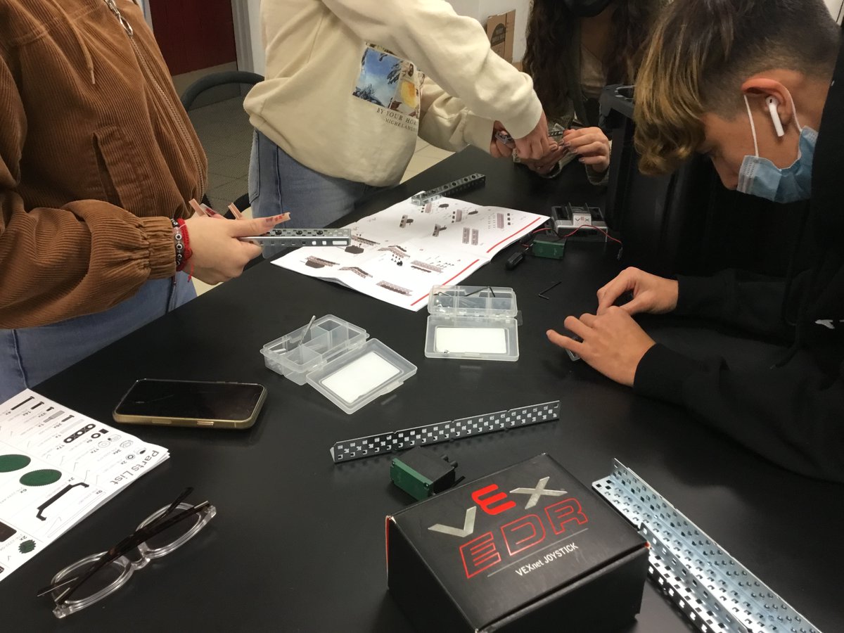 MrsVPulido's tweet photo. Is your Robot ready for the race? Teamwork, critical, thinking, troubleshooting & the most important a whole lot of fun. 👥🎮🤖 #CTEstrong #SEHSTHEBEST #Rm507 #SanEliNation https://t.co/Vm2SS0nZFG