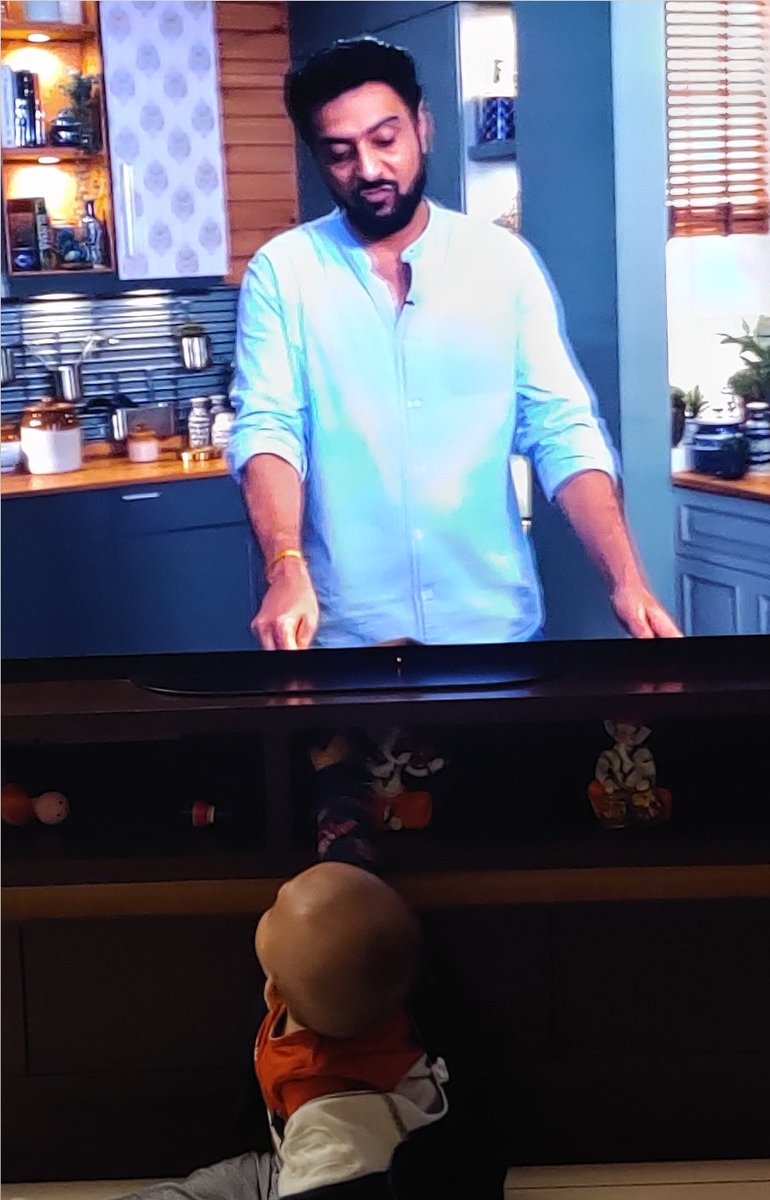 shashant19's tweet photo. @ranveerbrar your little fan trying to talk to you. https://t.co/IlTmqxKM7m