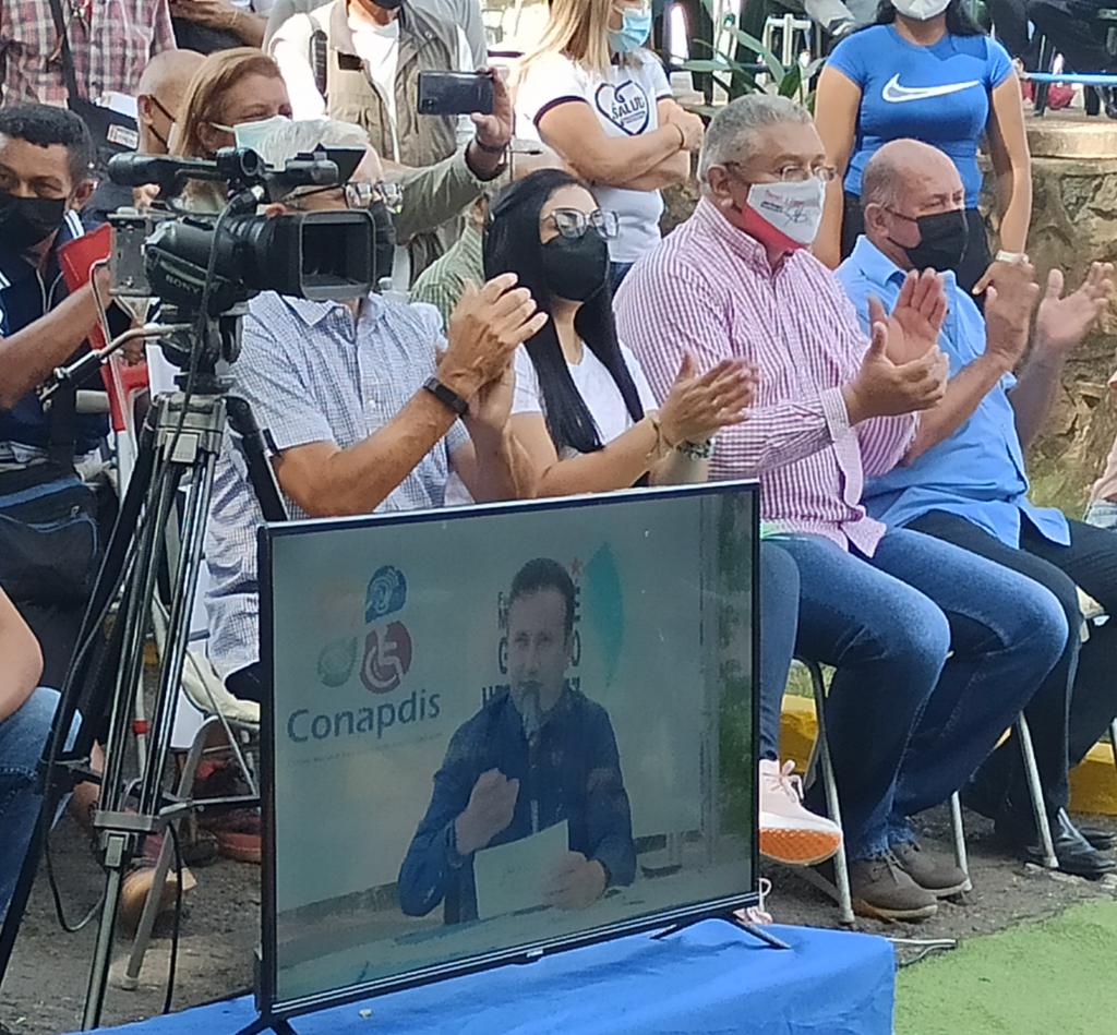 Sectransporte's tweet photo. La #SICGG acompaña a nuestro gobernador @josemvasquez, quien demuestra una vez más con hechos el compromiso que tiene con el pueblo guariqueño ¡Seguimos Venciendo!

#Guárico
#SICGG 
#NavidadesFelicesEnGuárico https://t.co/prL3XnoseT
