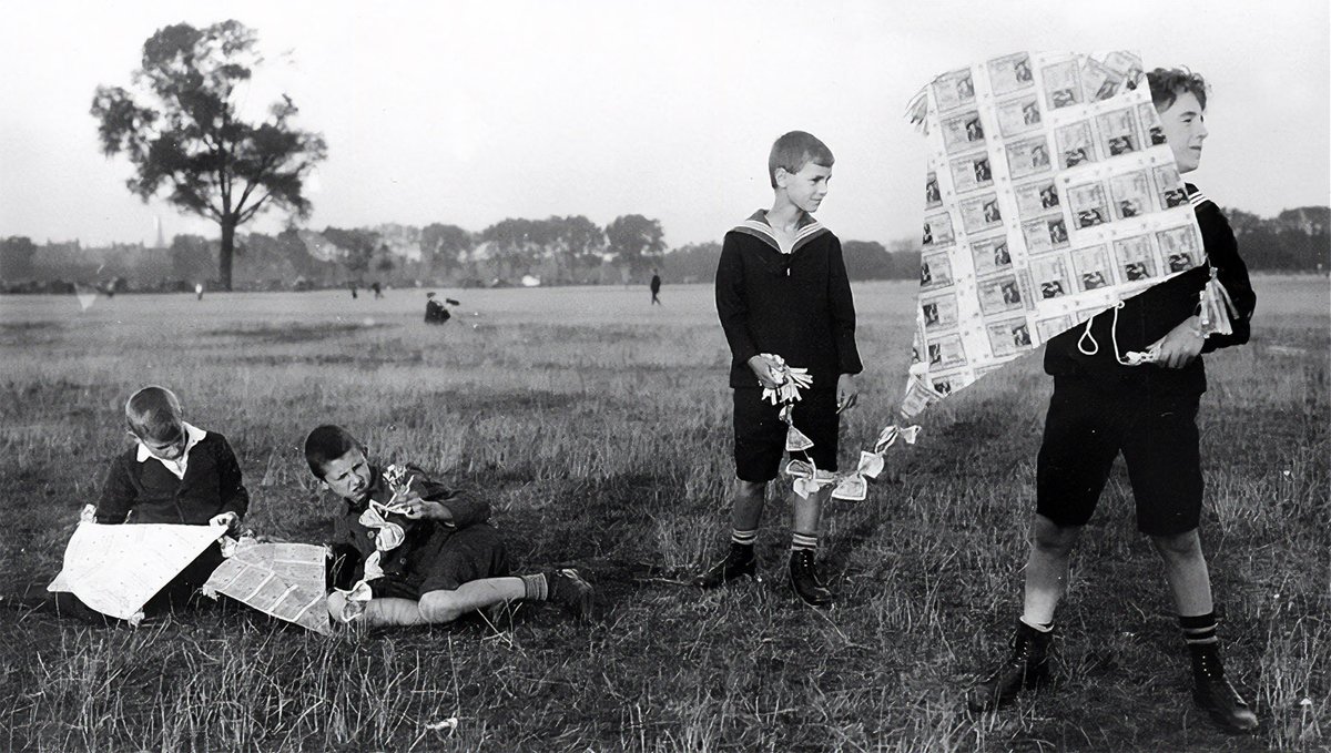 zeitpunkte's tweet photo. Boys fly a kite made of banknotes. Hyperinflation in Germany.
c. 1923

#vintage #history #1920s #money #inflation https://t.co/6vXCVcD59m