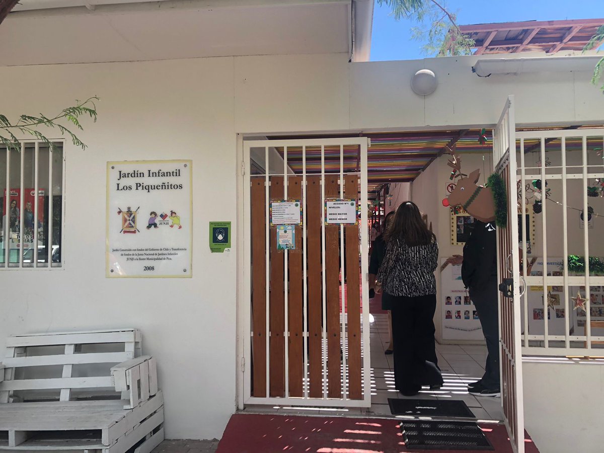 SubEducParv's tweet photo. En el #JIPiqueñitos de #Huara, subse @mhonoratoe compartió con los párvulos y presentó plan #EnFamiliaConstruyamosMejoresComienzos a apoderados del establecimiento #DameEsosCinco #ContigoJuegoYAprendo #5principios https://t.co/VwN3lxMlLP