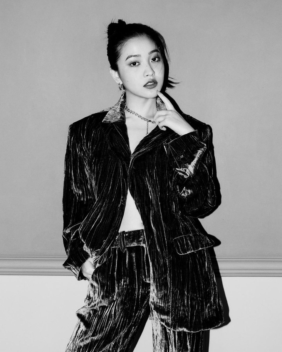 suholations's tweet photo. It's the way ms. yeri outdoes herself everytime. She ate this shoot down, also the stylists need a raise! https://t.co/3Mf4h2Jhri