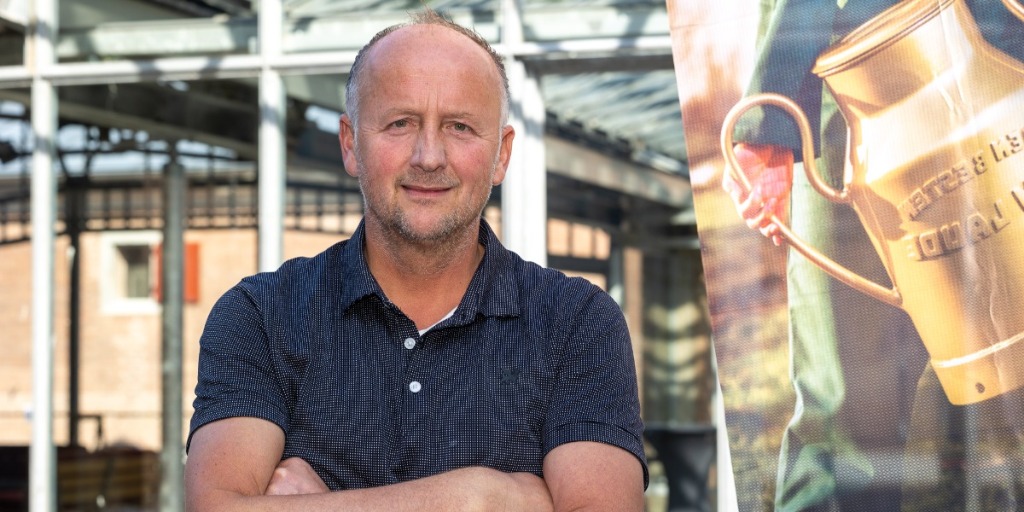 Ken jij Ard van Wees al? Ard is bestuurslid bij de BBZ en naast dat hij zich inzet bij de bond, heeft hij ook een kaasboerderij. Lees hier meer over Ard: bbz.boerderijzuivel.nl/nieuw-bestuurs…

#magazine #boerenzuivel #boerderijzuivelbereiders #kaasboerderij #depolderzoom #boerenmeshangerkaas