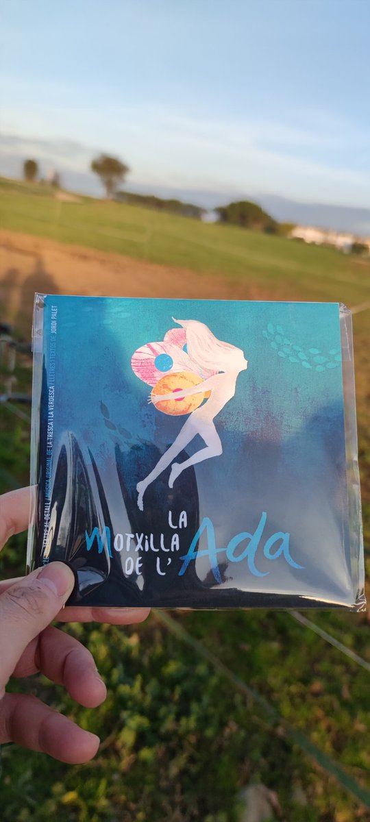 sergeyrag's tweet photo. Doncs ja el tenim a casa, amb dedicatòria personalitzada inclosa! #LaMotxilaDeLAda
@elsexperts, ja trigueu a convidar a @trescaiverdesca al #SofaExpert!
@teatrealdetall @mairim276 @petitapussa @ToniLopeix (passeu-li al Claudi que no trobo si té usuari) https://t.co/YZ4dPCZmxH