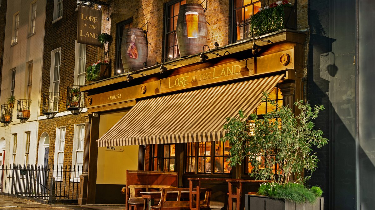 A pub as it should be.

#BritishPubs