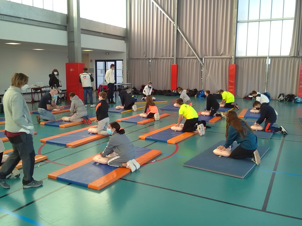 UNSSVaucluse's tweet photo. 75 jeunes secouristes formés aux gestes qui sauvent par l'#unss84 à l'AS du collège Pays de Sault en partenariat avec @croixblanche84 le 1er décembre. Ils valident en même temps leur certification UNSS niveau départemental #generationresponsable @gr_nathalie @CroixBlanche84 https://t.co/3ebSACXVay