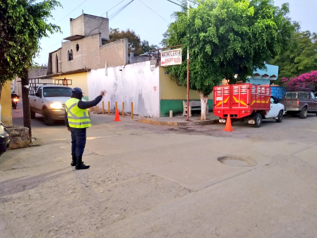 POLICIA_OCOTLAN's tweet photo. @POLICIA_OCOTLAN con el  objetivo de  brindar una  mejor movilidad, Proporcionamos seguridad vial. En calles céntricas de Ocotlán de Morelos, por el tradicional viernes de plaza.
@GobMpal_Ocotlan 
@SSP_GobOax 
@SESESP_GobOax 
@PolVial_GobOax
@polux100
@SIDISSP_GobOax
@DiscipuloMD https://t.co/aMh3XYtigr