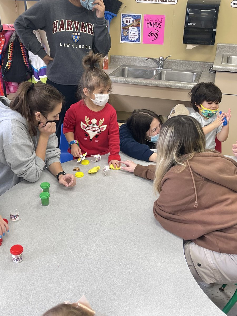 NCHSPreschool's tweet photo. Exploring textures with Ms Molly during a jungle themed centers lesson #jungleweek #bebold203 @NCHSOFFICIAL @NCHSRedhawksCTE https://t.co/gGqkaszTb8