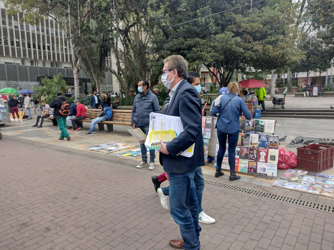 AlirioUribeMuoz's tweet photo. #Ahora desde el Parque Santander.
#ConCepedaElPoloSeRenueva
Mañana 4 de diciembre vota en las elecciones de nuevos delegad@s para el @PoloDemocratico. Vota #Lista25 que encabeza Senador @IvanCepedaCast y #Lista13 en Bogotá. https://t.co/qdOK29AxxE
