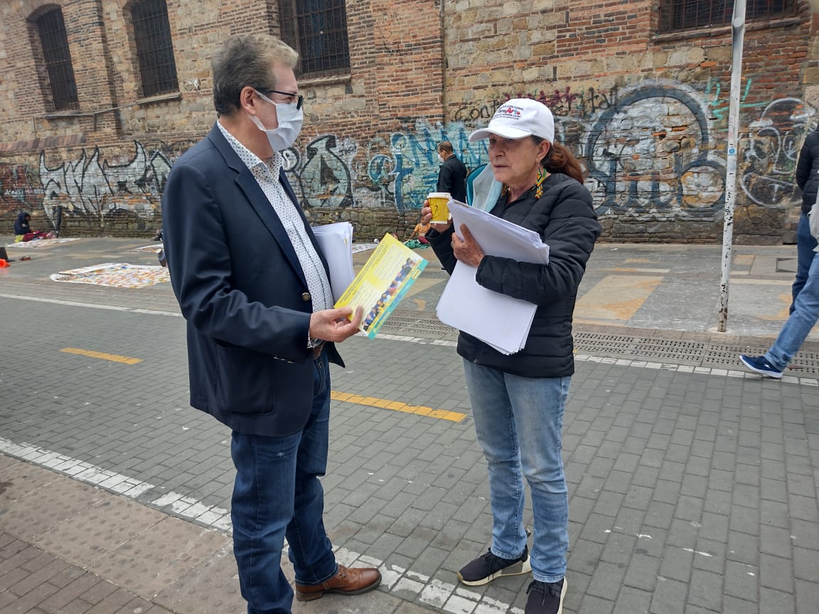 AlirioUribeMuoz's tweet photo. #Ahora desde el Parque Santander.
#ConCepedaElPoloSeRenueva
Mañana 4 de diciembre vota en las elecciones de nuevos delegad@s para el @PoloDemocratico. Vota #Lista25 que encabeza Senador @IvanCepedaCast y #Lista13 en Bogotá. https://t.co/qdOK29AxxE