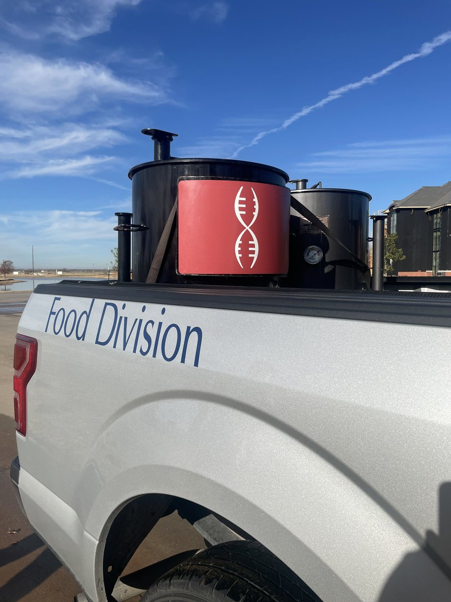 TravisSkol's tweet photo. Ladies and Gentleman, we got โem.
They brought them to the front gate after seeing all of the tweets and didnโt want the Sooner Special Forces descending on the house.
Special thanks to @JaKeLivin12 with the Food Division of the Tactical Recovery Team.
#SmokerGate https://t.co/QhDMftD3oC