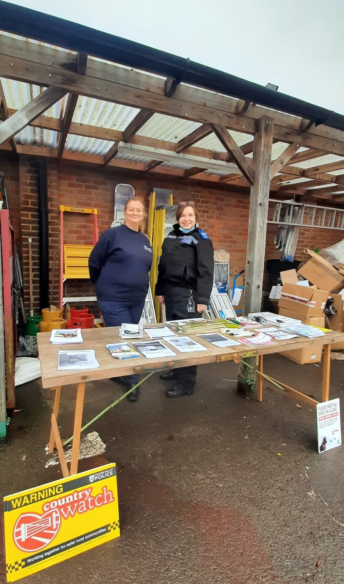 TVP_ChiltSBucks's tweet photo. Neighbourhood officers were at garden centres and a community shop today providing crime prevention support to local rural community @HildrethsGC #shopatthelee #thamesvalleycountrywatch #thamesvalleyhorsewatch #C7495 https://t.co/zUlEiHqcgA
