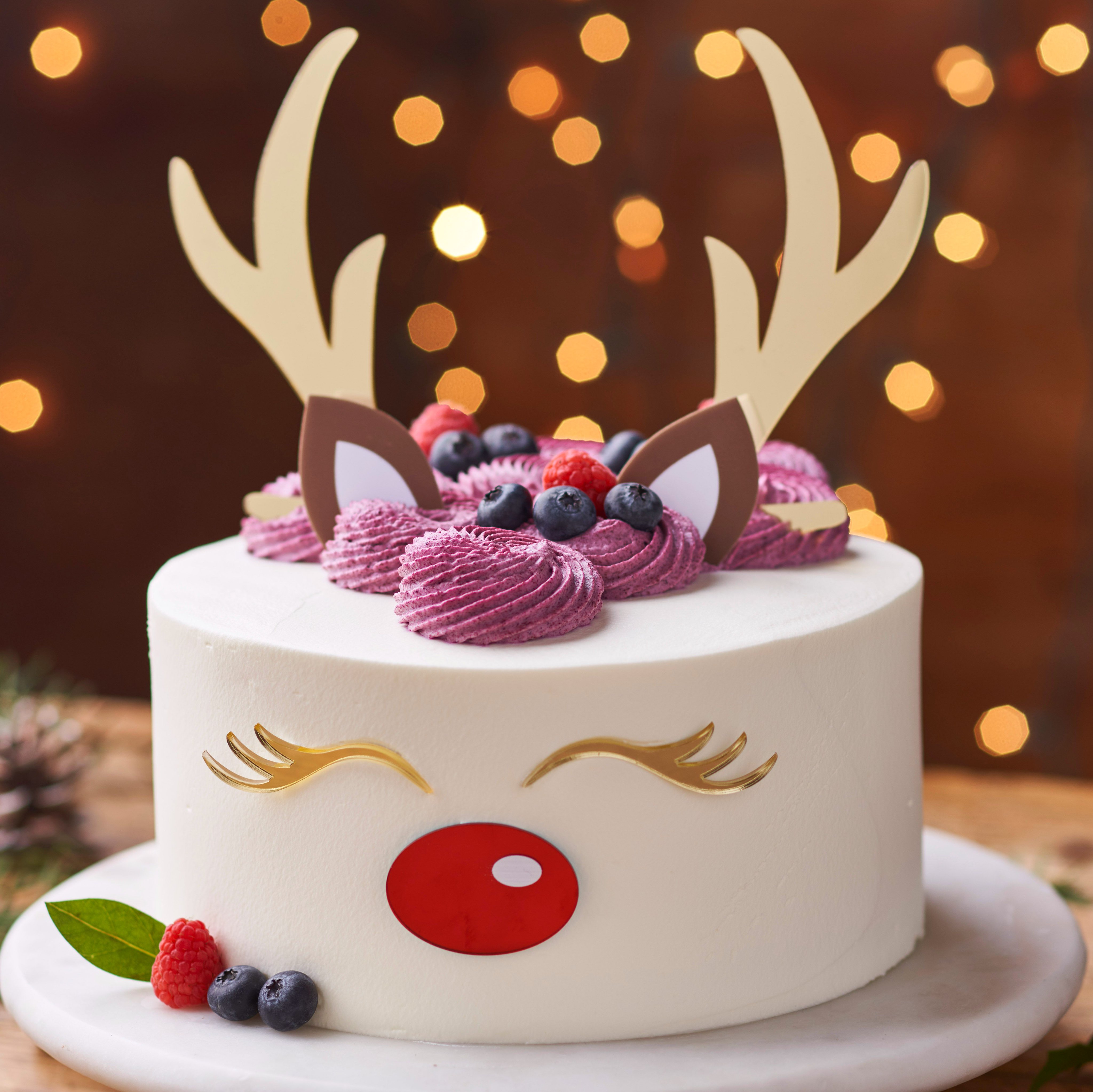 Paris Baguette It S The Most Wonderful Time Of The Year Three Of Our Holiday Cakes Are Now Available Blitzen S Blueberry Chiffon Cake Santa S Strawberry Soft Cream Cake