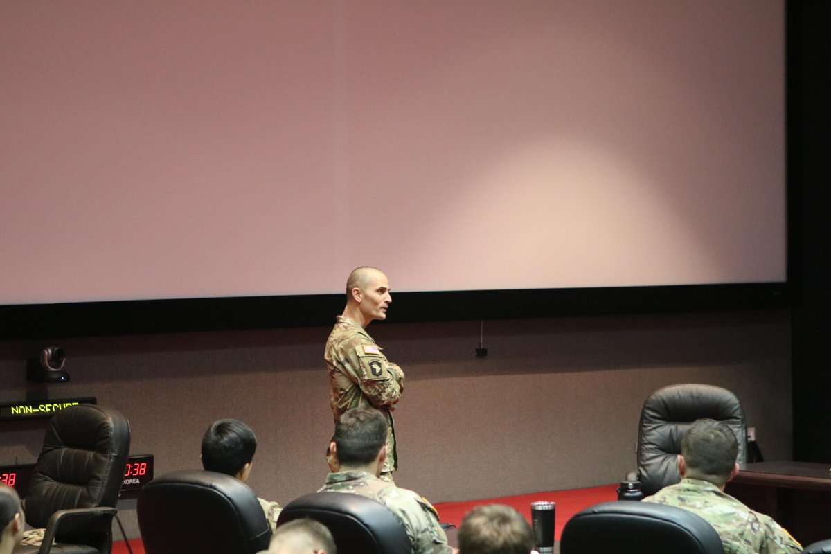 Fort Sill had the pleasure of welcoming the 56th Artillery Regiments command team, Maj. Gen. Stephen J. Maranian and Command Sgt. Maj. Darrell Walls. The leaders spoke to Field Artillery Captains Career Course students about leader development. 

#FiresStrong #LeaderDevelopment