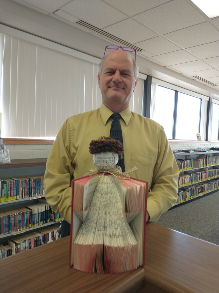 Mid_Prairie's tweet photo. Band Teacher Norman Brooks brightens our library with his recycling creativity - a Christmas angel made from a discarded hymnal!
#covidcreativity #MPHSAP #seeforyourself #leadbyexample https://t.co/ozFwHI56mu
