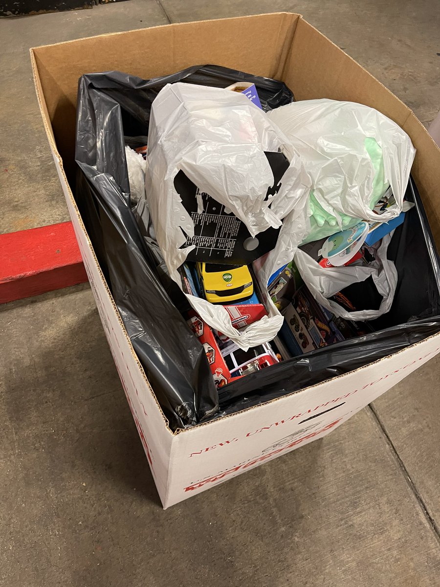 A friendly reminder that #DCsBravest are collecting <a href="/Toysfortotsdc/">Toys for Tots Dc</a> donations at all of our firehouses! 🧸🎁

Must be:
- New
- Unwrapped 
- No toy weapons 

Help a DC family in need this holiday season.