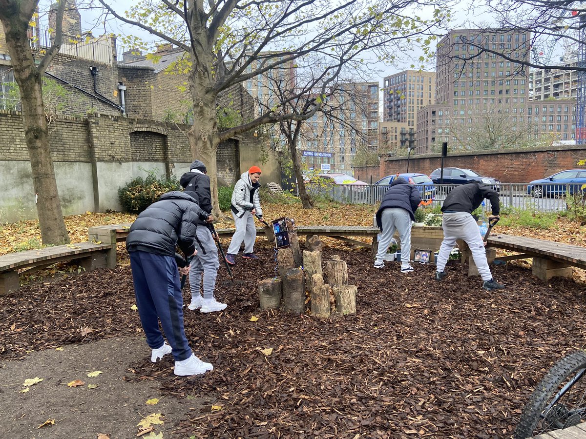 CYProjectLDN's tweet photo. A successful few hours work at the Peace Garden #CYPyouthled #Opportunities4youngpeople #byyouth4youth @LottoGoodCauses @IslingtonBC @global_gen https://t.co/jwE0wI9eTV