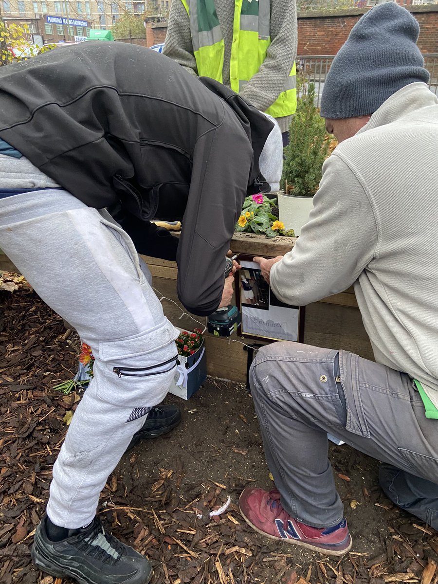 CYProjectLDN's tweet photo. A successful few hours work at the Peace Garden #CYPyouthled #Opportunities4youngpeople #byyouth4youth @LottoGoodCauses @IslingtonBC @global_gen https://t.co/jwE0wI9eTV