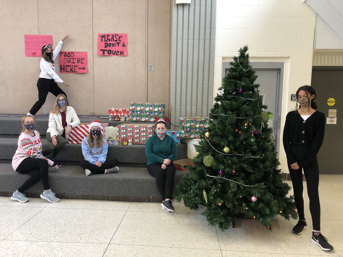 BrantHillsMusic's tweet photo. Collecting items for the Burlington Food Bank!! Hats, mitts, socks, too!!   So proud of these HAWKS and their initiative!  #BrantHills #haltonstudentsenate #BurlingtonFoodBank https://t.co/IImgo3rB4z