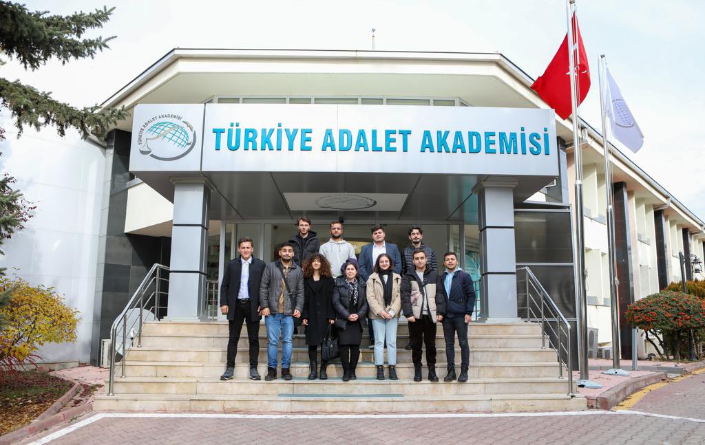 Ankara Üniversitesi Hukuk Fakültesi öğrencileri, Türkiye Adalet Akademisi Başkanı Muhittin Özdemir’i ziyaret etti.