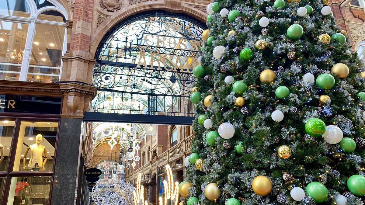 Michiko_Smith's tweet photo. @KeeleyDonovan @BBCLookNorth  #ChristmasTree is up now at #VictoriaQuater #Leeds https://t.co/SNxMSHsp04