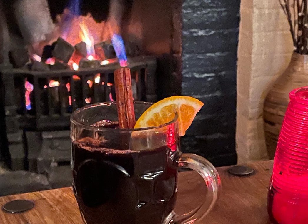 That perfect Christmas feeling🎄10th December come and listen to the blues with @honeybmamafriends and grab a mulled wine by the warm n cosy fire. #winter #mulledwine #stokey #stokeyfolks #clissoldpark #hackney #londonlife #theblues #happyhour #stokey #stokeyfolks #Christmas2021