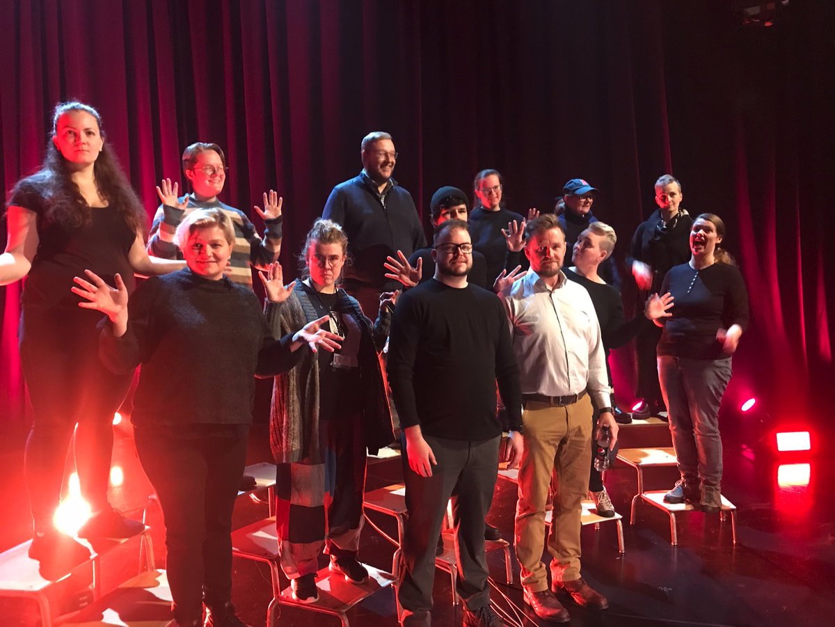 Hér má sjá suma af okkar fögru meðlimum alveg að hressa á sig við æfingar fyrir kvöldið ❤️