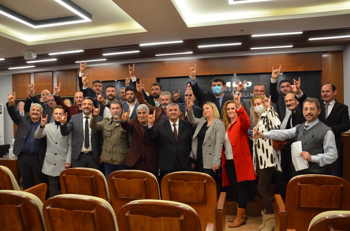 VeyselSahinMhp's tweet photo. 📍MHP İzmir İl Başkanlığımızdayız
İyi Parti'den istifa ederek partimize katılan yeni üyelerimizin yakalarına Üç Hilalimizi taktık. Hayırlı uğurlu olsun. https://t.co/mpGKk5gjpF