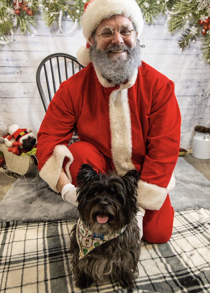 Piper had a special visit with a special guy! Anyone else have pets getting in the holiday spirit? 🐾🎁