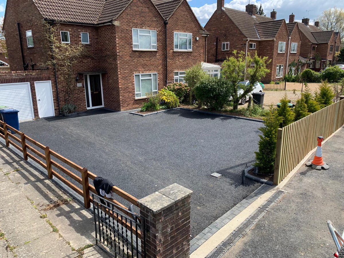 Laid resin-bound gravel for the driveway and built a wooden fence to separate from the path. 💯
#landscaping #Landscapers #landscapedesign #fencing #driveway