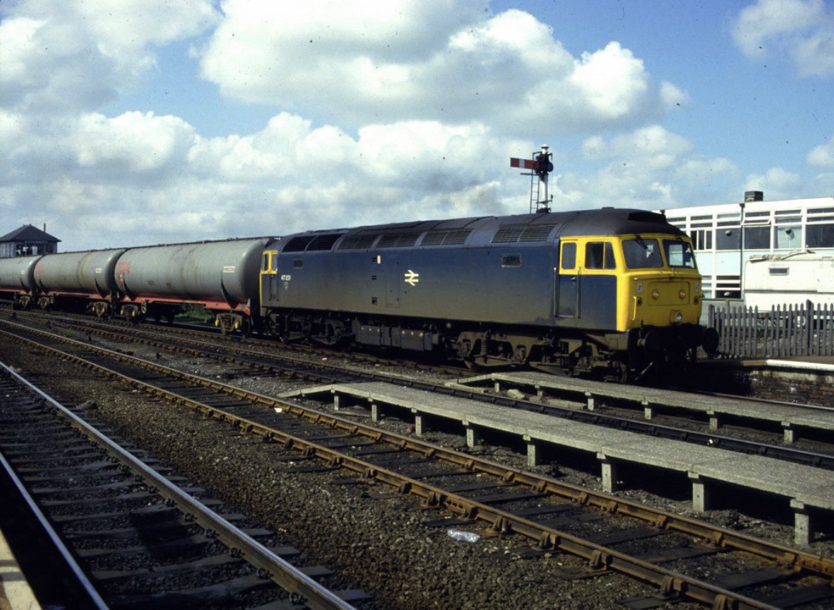 N_Amberfield's tweet image. 47221 passes Lincoln St Marks with bogie tanks #TypeFourFriday

📸 Nick Dart