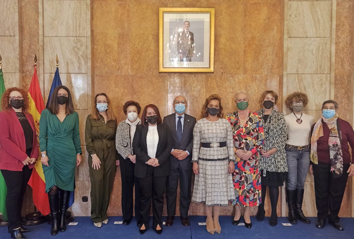 La periodista Antonia M. Sánchez Villanueva <a href="/asanchez_v/">Antonia Sánchez</a>, reconocimiento por su labor en favor de la igualdad. En el acto del aniversario de la #Constitucion organizado por la <a href="/subdegobalmeria/">Subdel Gob Almería</a>. Otras premiadas han sido @mlbalaguercall o <a href="/GaleraIglesias/">Francisca Iglesias Galera</a> 
wp.me/p59C01-eny