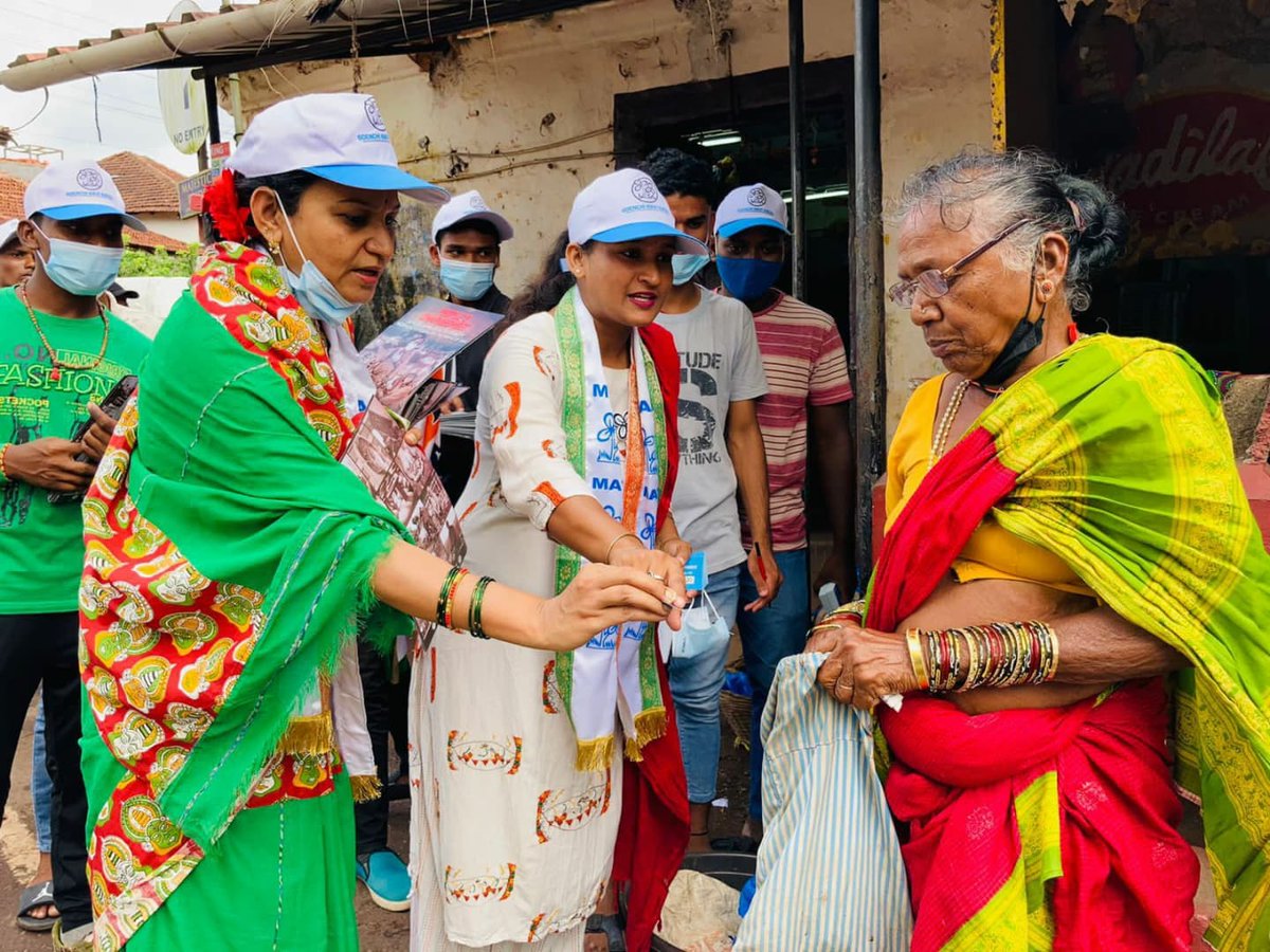 ANewDawnForGoa's tweet photo. Our leaders @tiwarymanoj , @PratibhaBorkar, Seby Menezes and @PriyaRathodTMC on their door-to-door campaign to meet fellow Goans and address their issues and grievances. #NaveSakalachiBhasabhas #GoenchiNaviSakal https://t.co/gTeKwfGMVC