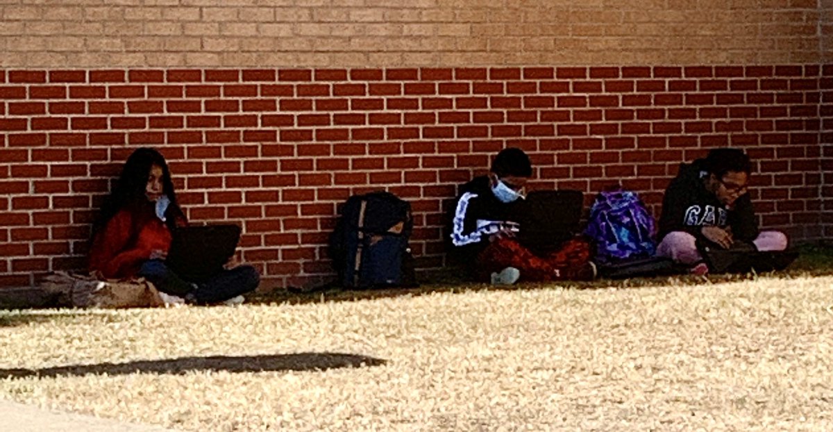 SraMayrides's tweet image. Trabajando, disfrutando de este clima. DLI Ss working outside, enjoying this weather #Worldhistory #immersionrocks #2languages #PBL @ELWMS @lizlawrencebaez @R2Magnets @RichlandTwo