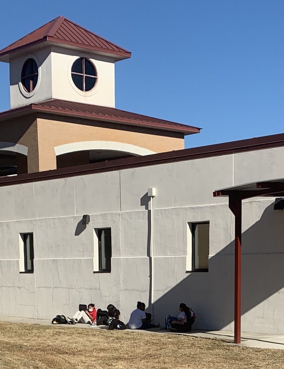 SraMayrides's tweet image. Trabajando, disfrutando de este clima. DLI Ss working outside, enjoying this weather #Worldhistory #immersionrocks #2languages #PBL @ELWMS @lizlawrencebaez @R2Magnets @RichlandTwo