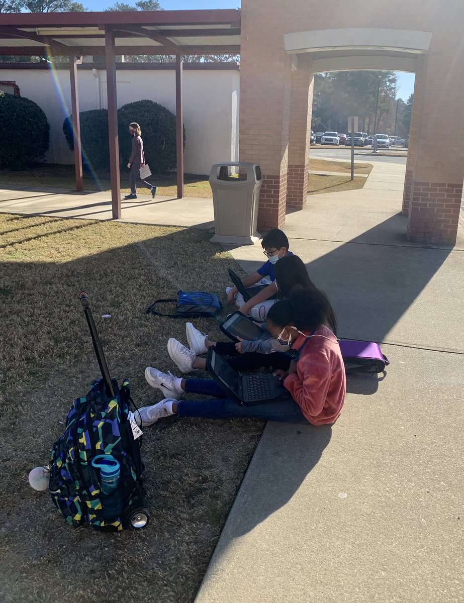 SraMayrides's tweet image. Trabajando, disfrutando de este clima. DLI Ss working outside, enjoying this weather #Worldhistory #immersionrocks #2languages #PBL @ELWMS @lizlawrencebaez @R2Magnets @RichlandTwo