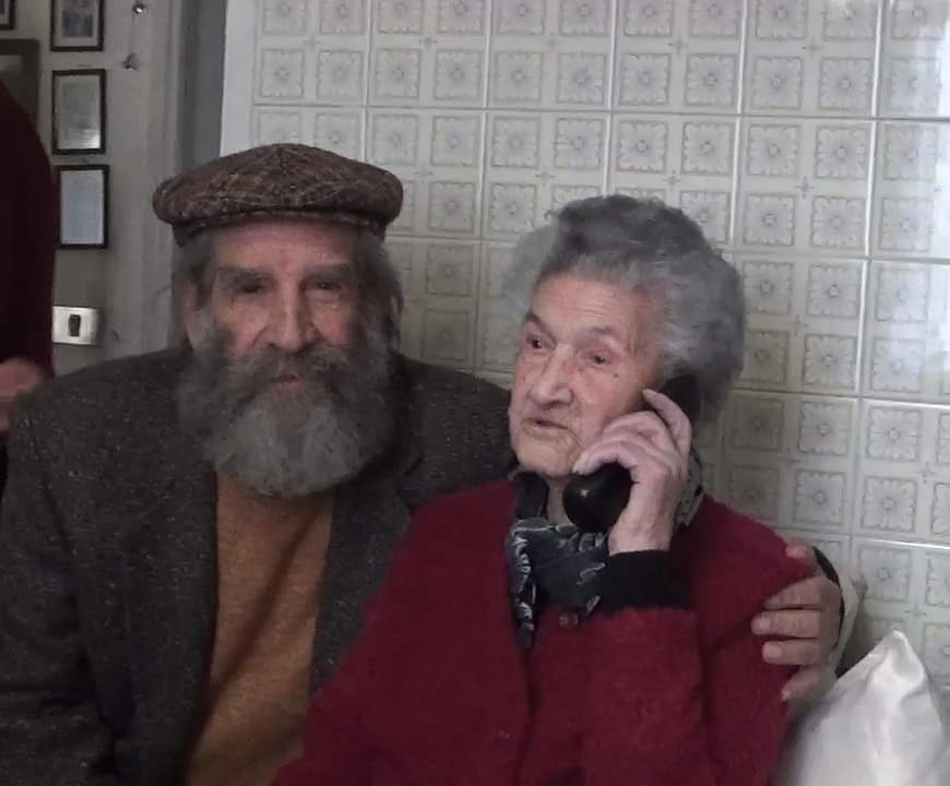 Oggi mia zia ha raggiunto i 106 anni.
Qui con mio padre, 190 in due. 
La dieta sarda funziona.