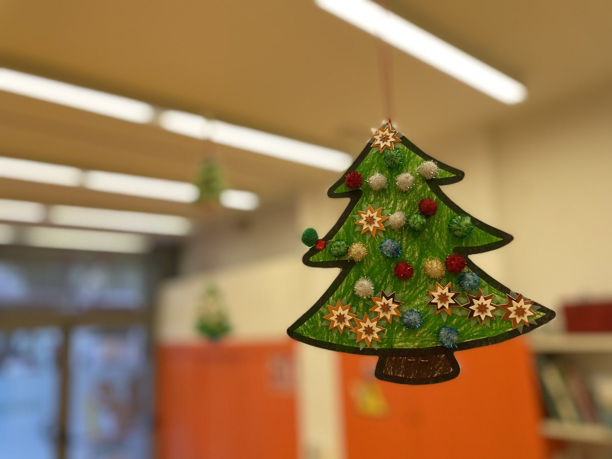 IgnasiHeras1's tweet photo. - Que els dinos tornin i es  mengin el coronavirus 🦖
- Que tothom sigui feliç. Bon Nadal 🎅🏼
- Que se’n vagi el Covid 😷
Aquests i molts altres desitjos escrits pels nens/es de #mopi de #jecasp ja pengen d’uns arbres de Nadal espectaculars que decoren la nostra entrada! 🔝🎄 https://t.co/VgsM5pYSx2