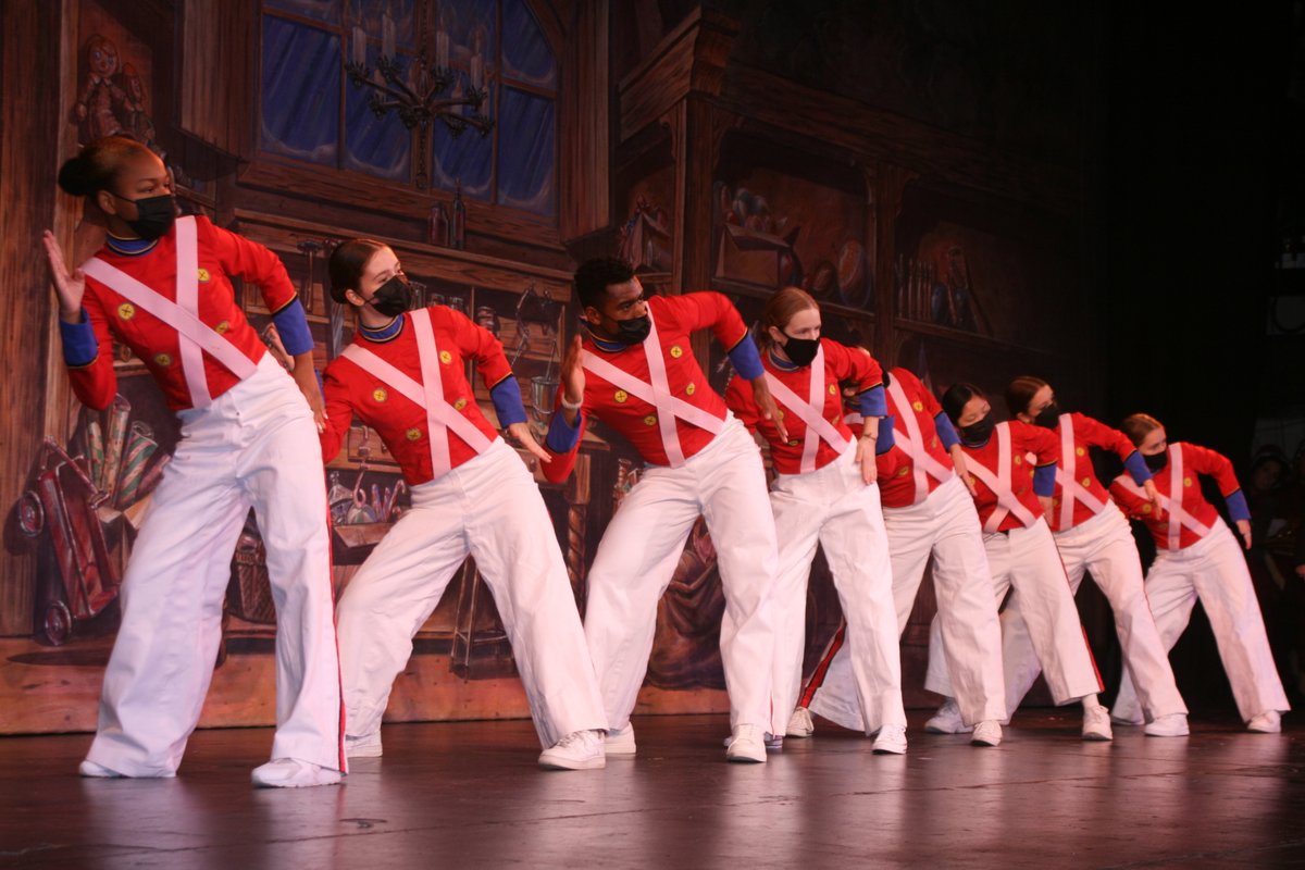 We all need a little Christmas now and performances of ChristmasTime in Concert begin TOMORROW at 12 noon.  🎅🏻🎄✨

Click here to purchase tickets: 
reaglemusictheatre.org/christmastime-…