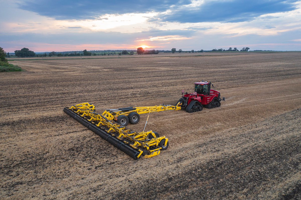ErnestDoeSons's tweet photo. The largest compact disc cultivator on the market with a working width of up to 18.4 meters, this is a new product for 2022 - #SWIFTERDISC XE_MEGA. Disc cultivator for the most powerful tractors on the market, such as CASE IH #QUADTRAC 620 AFS Connect!
#ErnestDoePower https://t.co/ipW90D88C8
