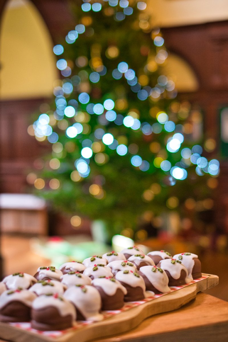 fsmschool's tweet photo. Today our amazing Chef Matt and his team put on a Festive Feast of food in our Front Hall for our pupils and staff to enjoy. Absolutely delicious! 

What an amazing treat, thank you so much to you all 🎄 🎅 🍰

#Festivefood #prepschool #independentschool #Hampshire #Christmas https://t.co/zcYWcp7t9x