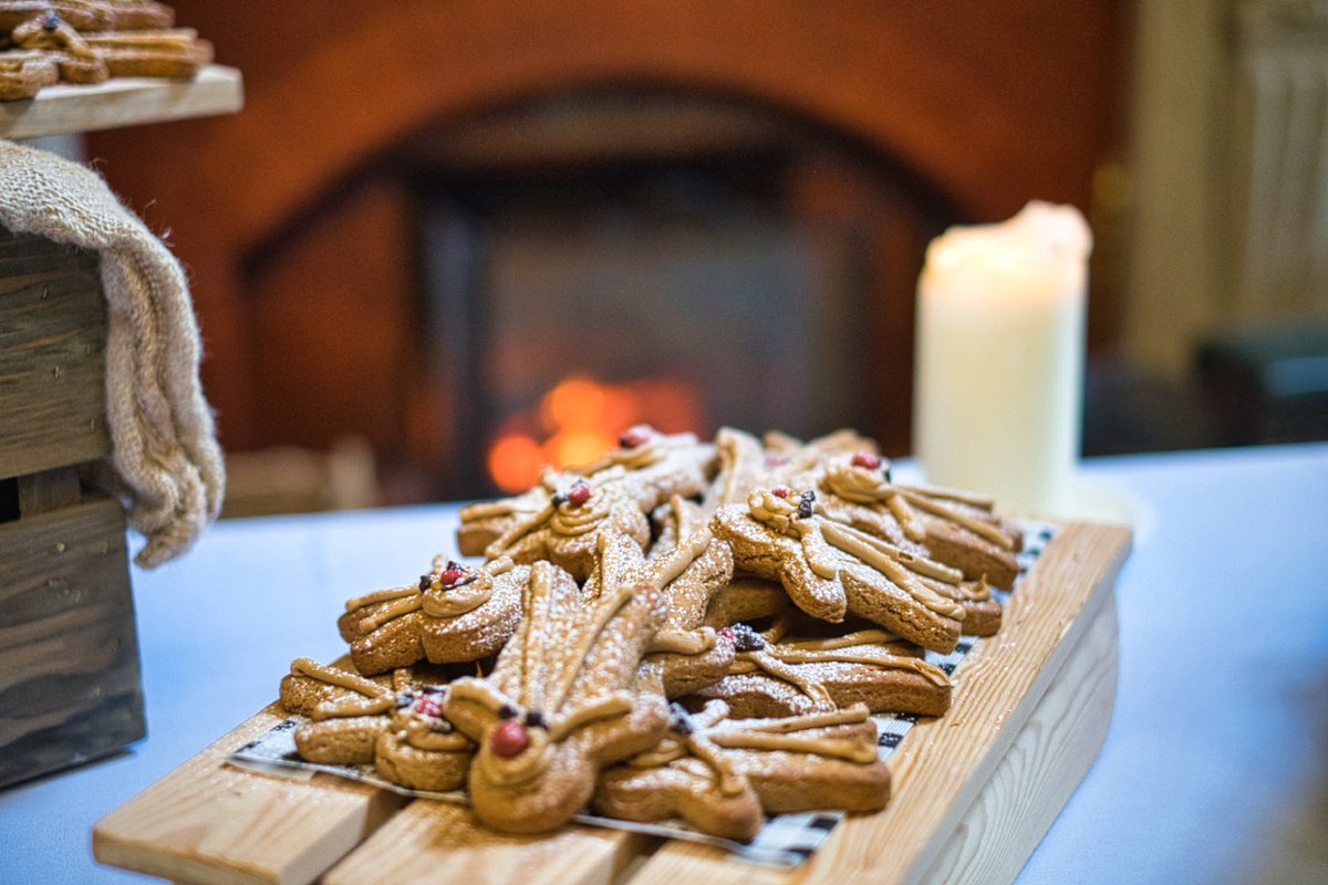 fsmschool's tweet photo. Today our amazing Chef Matt and his team put on a Festive Feast of food in our Front Hall for our pupils and staff to enjoy. Absolutely delicious! 

What an amazing treat, thank you so much to you all 🎄 🎅 🍰

#Festivefood #prepschool #independentschool #Hampshire #Christmas https://t.co/zcYWcp7t9x
