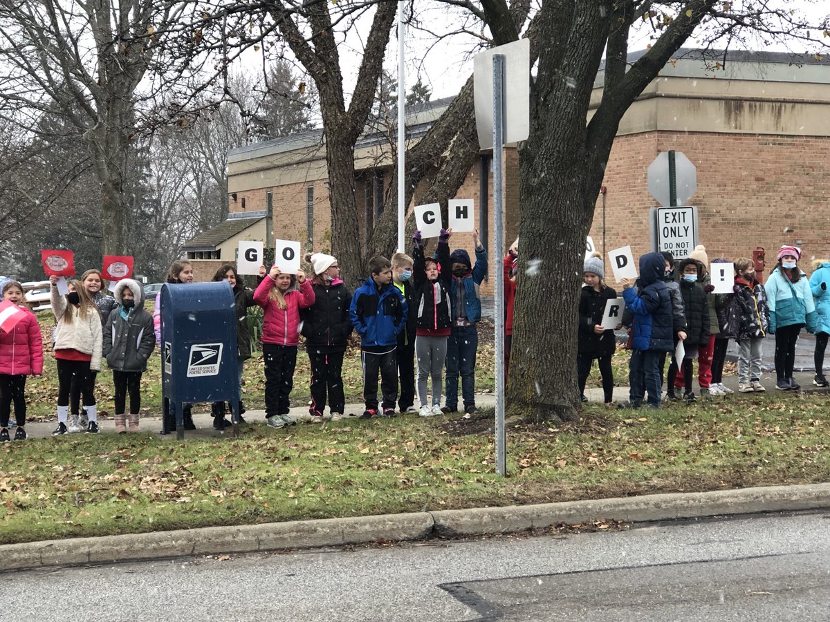 MrsSeabeck's tweet photo. ⁦⁦@parkelemschool⁩ 3rd grade out to cheer on ⁦@topperfb⁩!  Defend the Hill https://t.co/if9Fb5tZs5