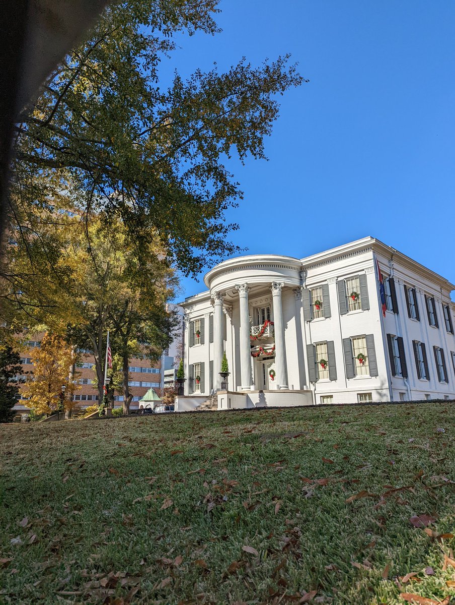 We always ♥️ to give our clients the full #agency experience.
This week was a busy one with an on-site #planningsession.
While the inside of the agency is welcoming, you cannot beat the gorgeous #DowntownJackson views outside.
#AgencyLife #AdvertisingAgency
